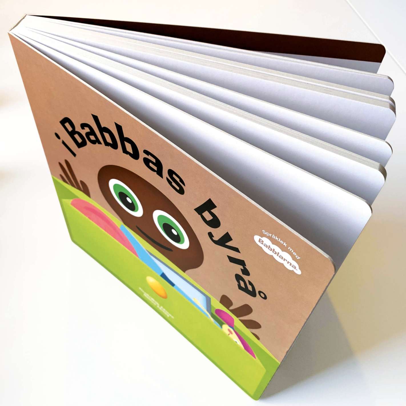 i Babbas byrå, stor kartongbok
